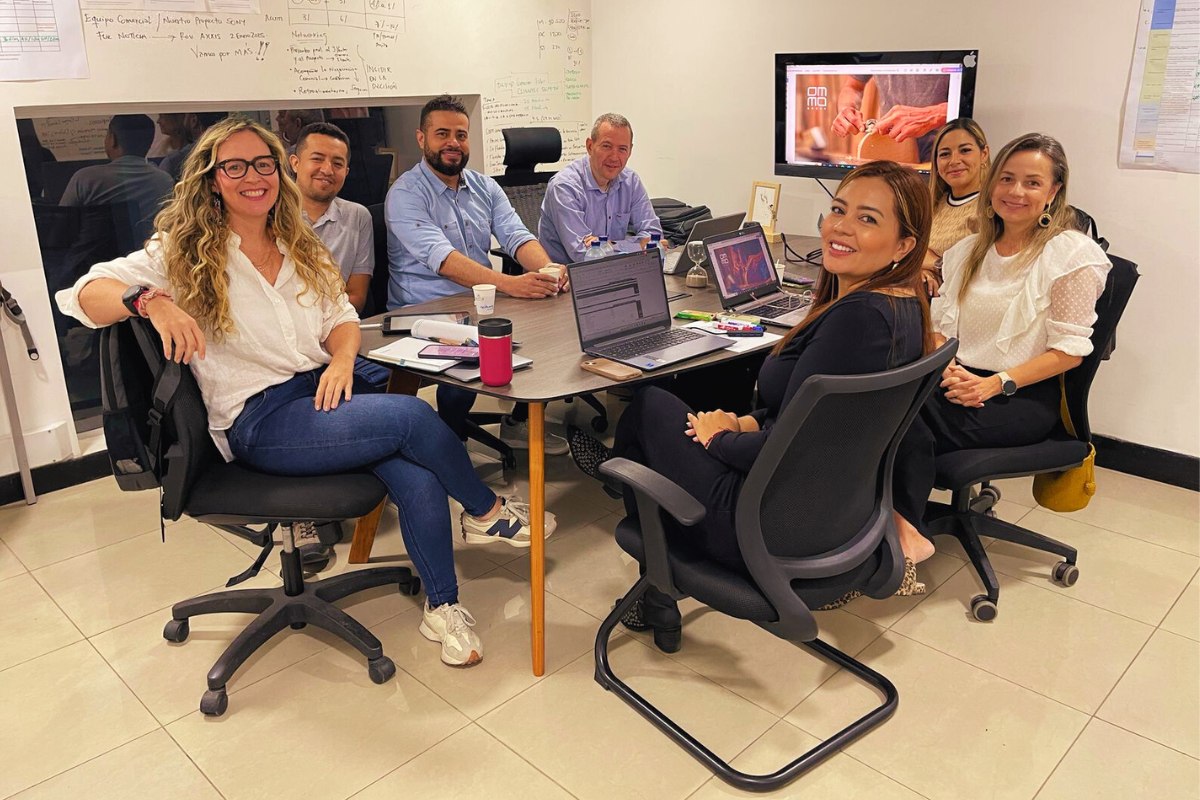 Margarita Jaramillo en sesión de trabajo con su equipo
