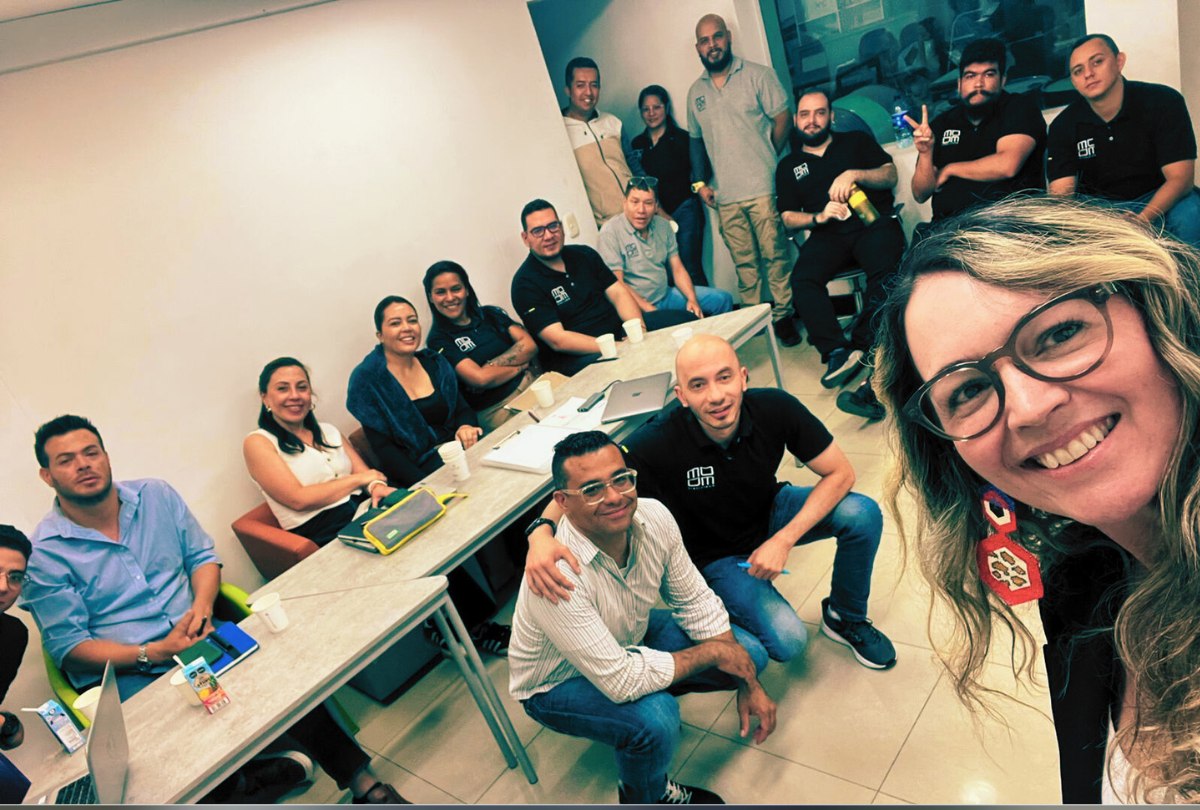 Margarita Jaramillo junto al equipo directivo que acompaña