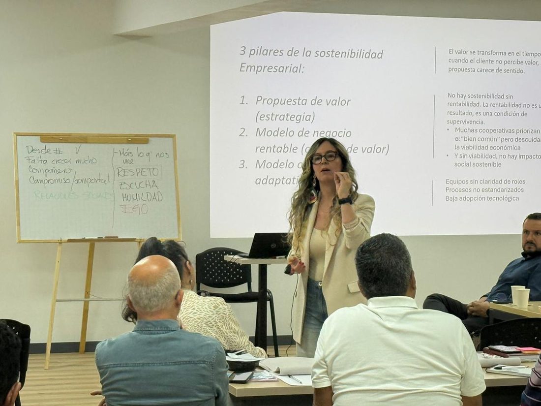 Margarita Jaramillo facilitando un taller estratégico con un equipo directivo